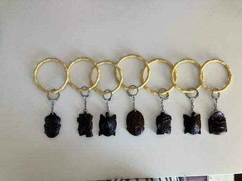 Antieke sleutelhangers houtsnijwerk 7 stuks aan armbanden, Antiek en Kunst, Kunst | Beelden en Houtsnijwerken, Ophalen of Verzenden