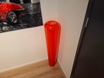 Grote oranje vaas-/bloempot beschikbaar voor biedingen