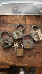 5 antieke hangsloten / helaas maar 2 met sleutel, Ophalen of Verzenden