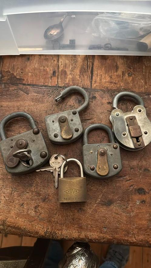 5 antieke hangsloten / helaas maar 2 met sleutel, Antiek en Kunst, Antiek | Gereedschap en Instrumenten, Ophalen of Verzenden