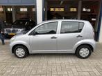 Daihatsu Sirion 2 1.0-12V Premium AIRCO/NW APK (bj 2008), Auto's, Daihatsu, Origineel Nederlands, Te koop, Zilver of Grijs, 5 stoelen