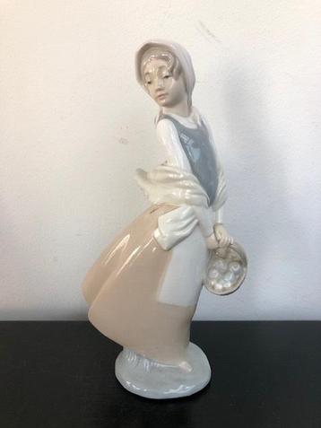 NAO Lladro porselein: Meisje met hoofddoek (Reyshof) beschikbaar voor biedingen