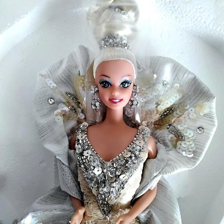 Barbie exclusieve paltinum barbie van Bob mackie nrfb, Verzamelen, Poppen, Zo goed als nieuw, Pop, Ophalen of Verzenden
