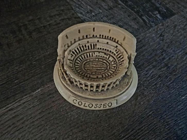Miniatuur beeldje Colosseum Romeinse sfeer in huis!, Verzamelen, Beelden en Beeldjes, Zo goed als nieuw, Dier, Ophalen of Verzenden