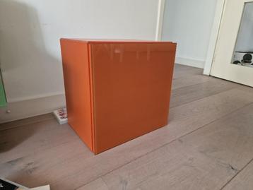 Leuk wandkastje jaren 70 look, vierkant met glazen voorplaat beschikbaar voor biedingen