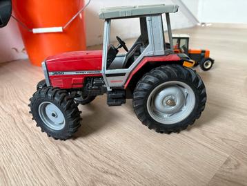 Ertl Massey Ferguson 3650 Tractor beschikbaar voor biedingen
