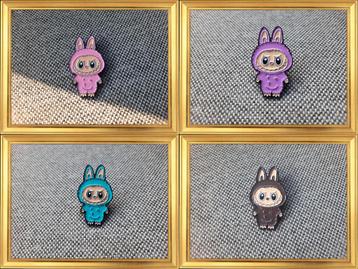 4 verschillende kleuren Labubu pins te koop beschikbaar voor biedingen