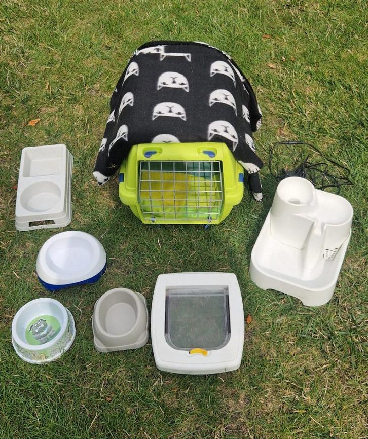 Transportbox, kattenluik, waterfontein, voer- en drinkbakjes, Dieren en Toebehoren, Katten-accessoires, Zo goed als nieuw, Ophalen of Verzenden