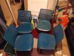 4 blauwe plastic stoelen, metalen frame, 1 verkleurd, Huis en Inrichting, Stoelen, Ophalen, Gebruikt, Blauw