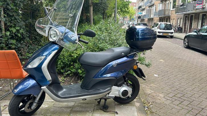 Piaggio Fly 125cc met koffer en windscherm, Fietsen en Brommers, Scooters | Yamaha, Gebruikt, Overige modellen, Maximaal 45 km/u