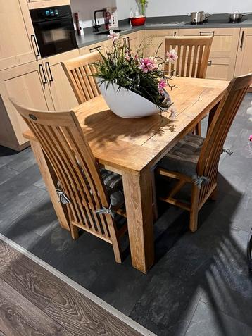 Mooi teakhouten eettafelset met 4 stoelen beschikbaar voor biedingen