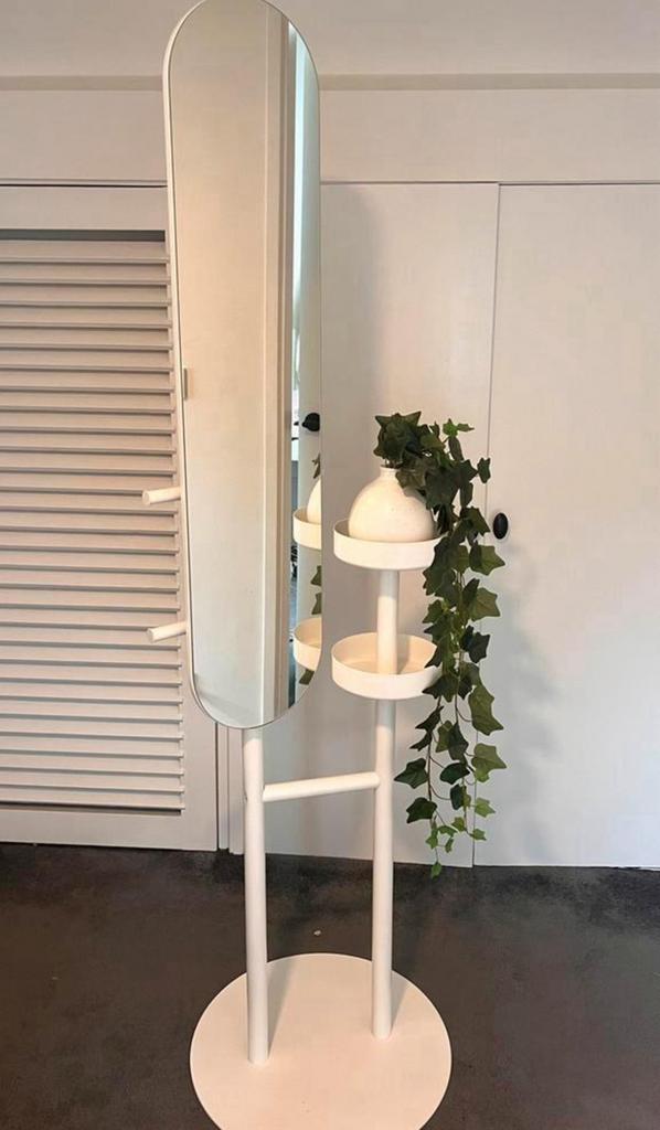 Stevige spiegel op standaard, Huis en Inrichting, Woonaccessoires | Kapstokken, Zo goed als nieuw, Staande kapstok, 150 tot 200 cm