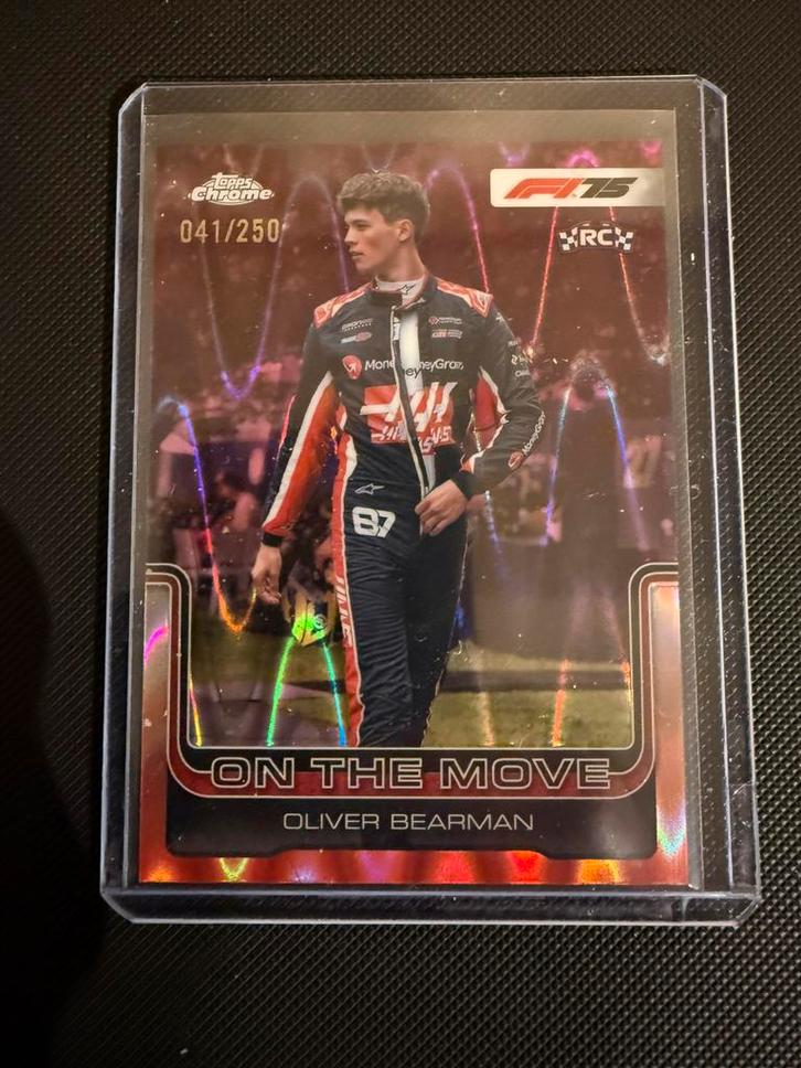Topps Chrome F1 2025 Oliver Bearman RC /250 On The Move, Verzamelen, Automerken, Motoren en Formule 1, Zo goed als nieuw, Formule 1
