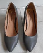 Pumps en regenlaarzen maat 40, Kleding | Dames, Schoenen, Grijs, Ophalen of Verzenden, Zo goed als nieuw, Pumps