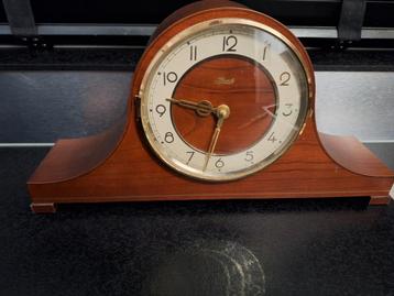 Mooie houten klok beschikbaar voor biedingen