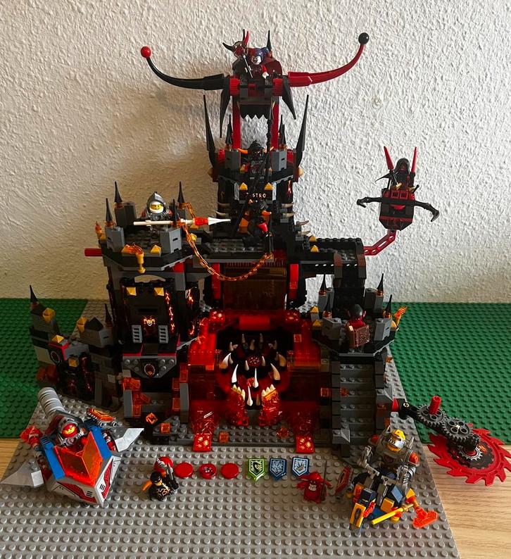 LEGO Nexo Knights – Jestro’s Vulkanbasis (70323) – Compleet, Kinderen en Baby's, Speelgoed | Duplo en Lego, Zo goed als nieuw