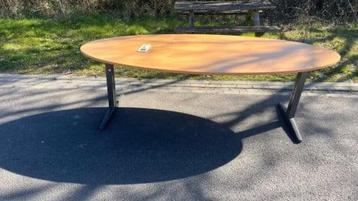 Vergadertafel beschikbaar voor biedingen