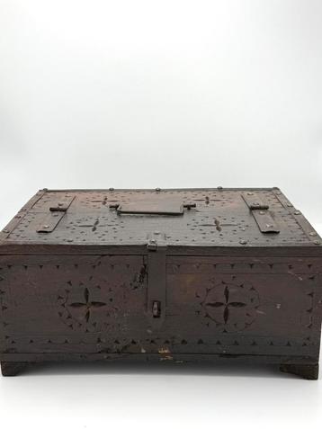 Unieke handgesneden antieke houten kist – vintage item beschikbaar voor biedingen