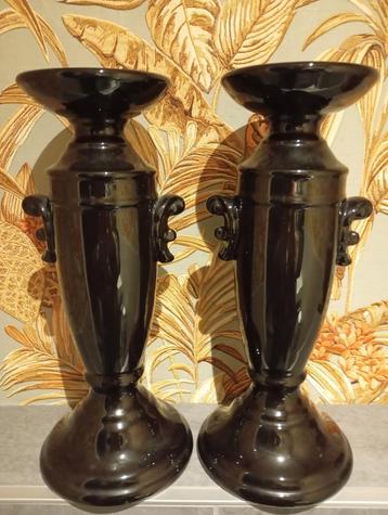 Twee Hoge Zwarte Kandelaars Amfoor beschikbaar voor biedingen