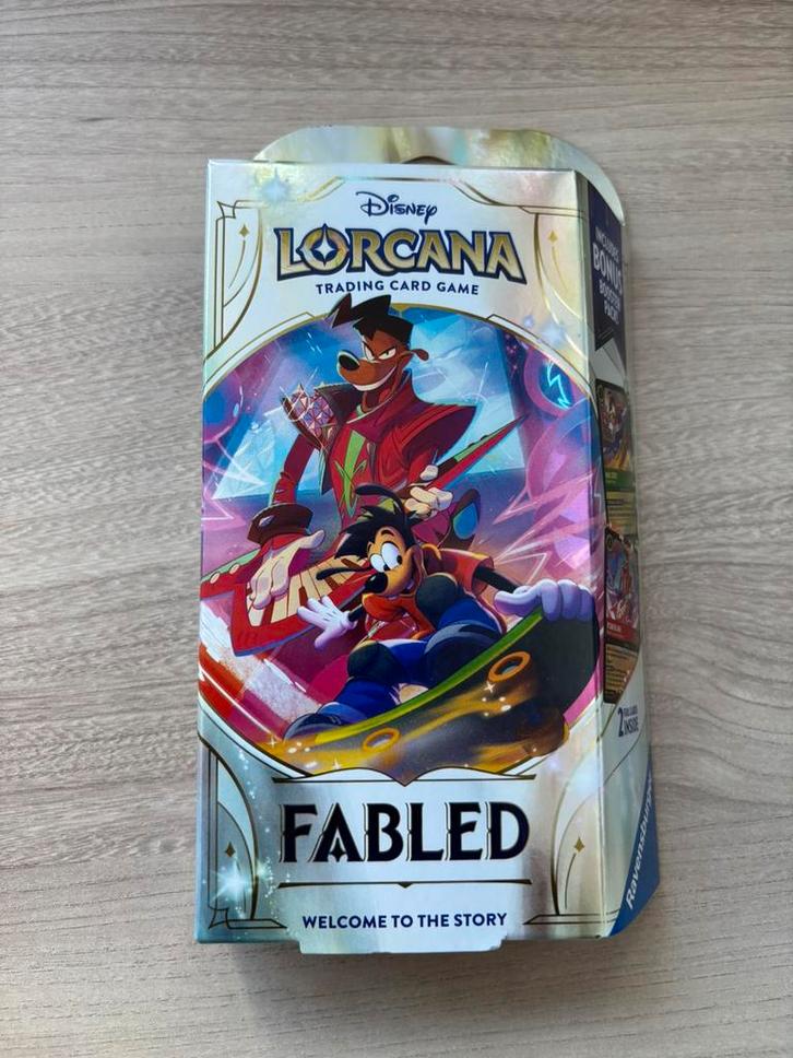 Disney Lorcana TCG: Powerline & Max Goof Fabled Starter Deck, Hobby en Vrije tijd, Verzamelkaartspellen | Overige, Zo goed als nieuw