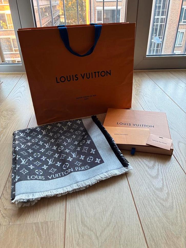 Originele Louis Vuitton sjaal denim monogram zwart als nieuw, Kleding | Dames, Mutsen, Sjaals en Handschoenen, Zo goed als nieuw