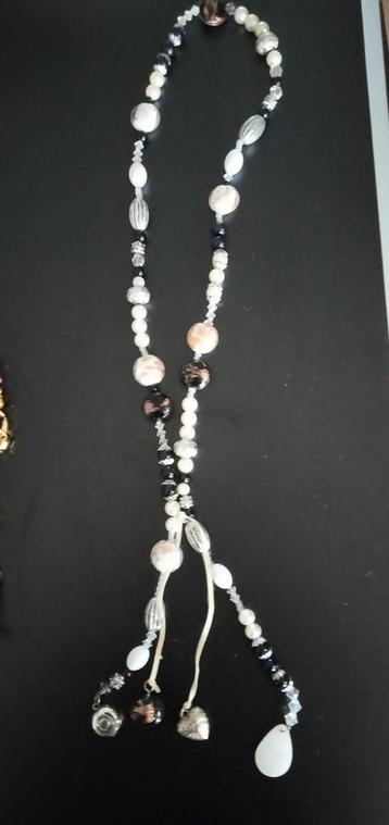 Lange ketting met mooie accenten en parelmoer  beschikbaar voor biedingen