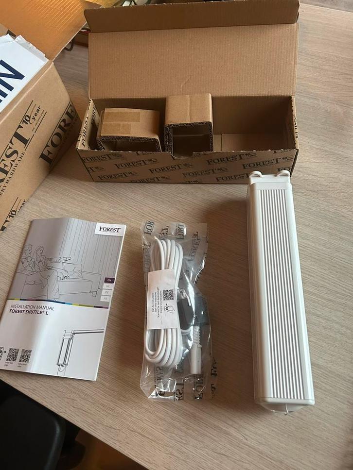 Gordijnrail elektrisch wit nieuw 5.15 cm lang x 6 cm breed, Huis en Inrichting, Stoffering | Gordijnen en Lamellen, Zo goed als nieuw