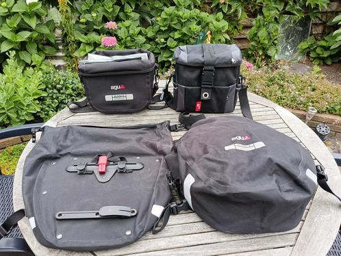 Twee waterproof  Fietstassen en  waterproof stuurtassen, Fietsen en Brommers, Fietsaccessoires | Fietstassen, Zo goed als nieuw