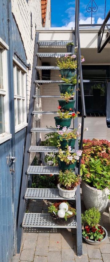 stalen buitentrap. Hoogte 3,40 meter, 11 treden beschikbaar voor biedingen