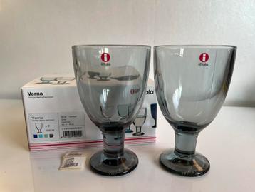 Nieuw in Doos 2 Iittala VERNA Wijnglazen Grijs K. Nurminen beschikbaar voor biedingen