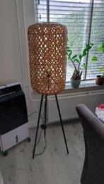 rotan vloerlamp 142cm hoog, Ophalen, Zo goed als nieuw, Metaal, 150 tot 200 cm