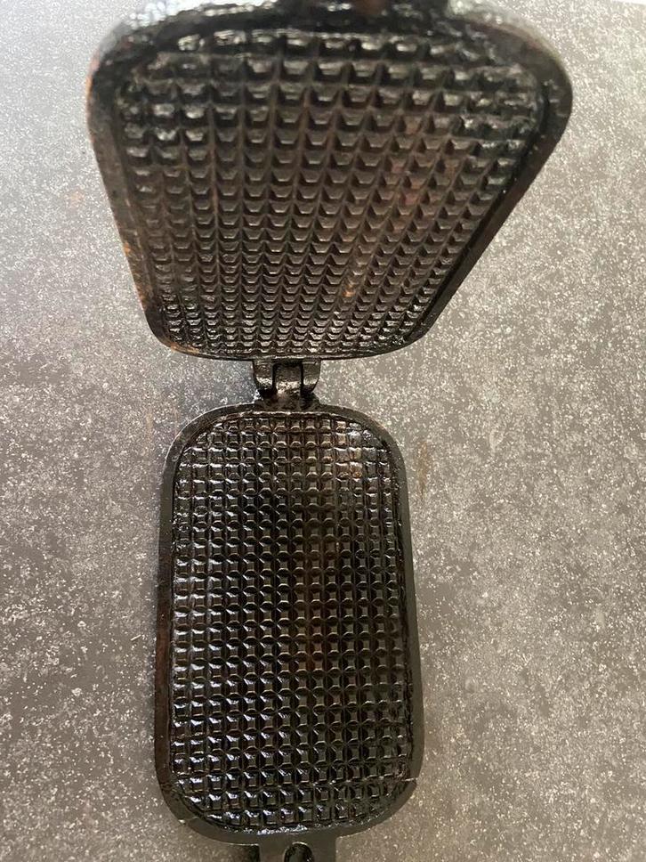 Antieke zware gietijzeren wafelijzer voor dunne wafels, Antiek en Kunst, Antiek | Keukenbenodigdheden, Ophalen of Verzenden
