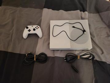 Xbox one s met controller en bekabeling  beschikbaar voor biedingen