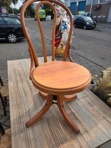 Unieke houten bureaustoel beschikbaar voor biedingen