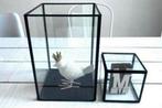 2 vitrine/ stolpen met inhoud, Huis en Inrichting, Ophalen of Verzenden, Zo goed als nieuw