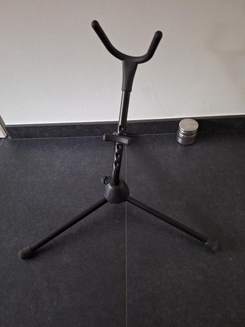 Zwarte verstelbare saxofoonstandaard - € 10.00, Muziek en Instrumenten, Standaards, Zo goed als nieuw, Instrumentstandaard, Saxofoon