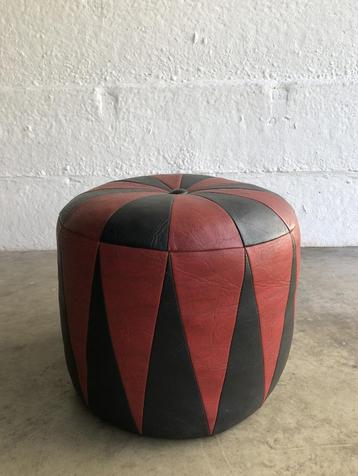 Prachtige vintage leren poef, vintage design beschikbaar voor biedingen