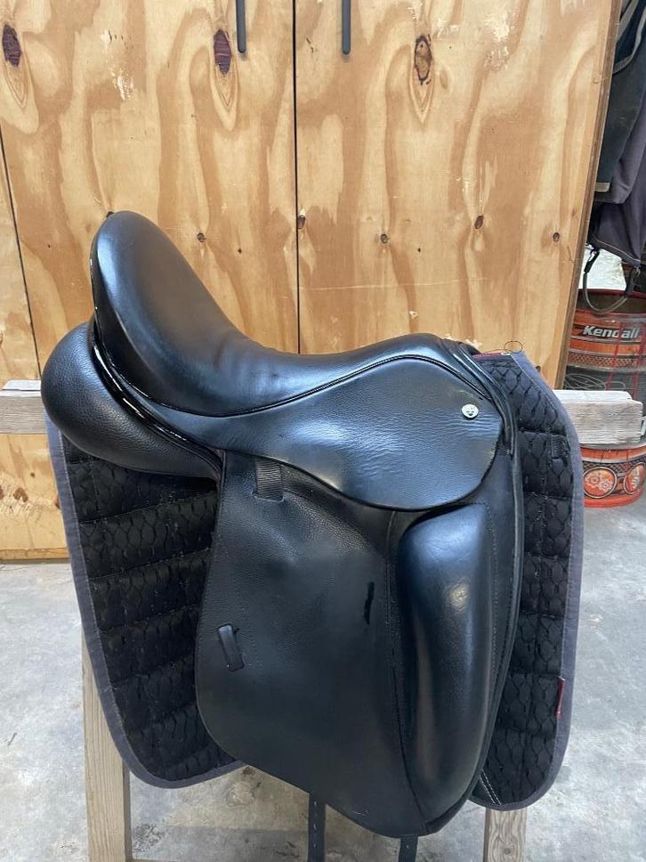 Dressuurzadel N2 vincitore, Dieren en Toebehoren, Paarden en Pony's | Zadels, Zo goed als nieuw, Dressuur, Ophalen of Verzenden