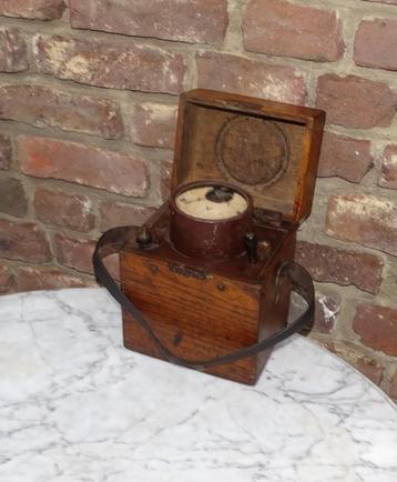 oude draagbare voltmeter in houten koffertje beschikbaar voor biedingen