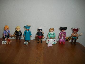 Friends en specials , postbezorger , DJ. muziek, poppetjes beschikbaar voor biedingen
