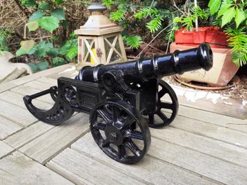 Zw Gietijzeren Kanon op Affuit (onklaar) naar Engels Ontwerp beschikbaar voor biedingen