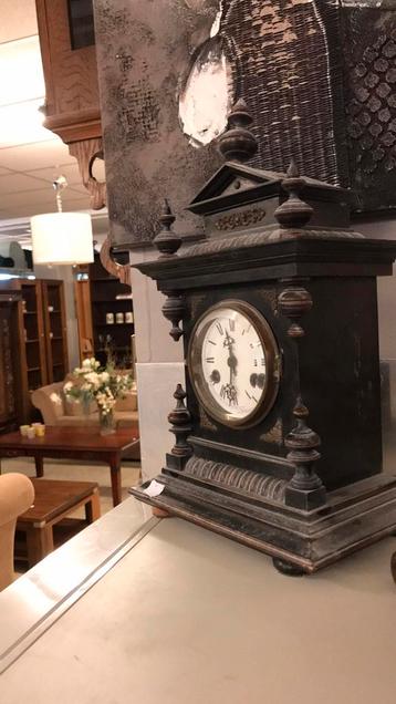 Antieke tempel klok  beschikbaar voor biedingen