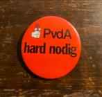 PVDA hard nodig button, Verzamelen, Verzenden, Gebruikt, Stad of Land, Button