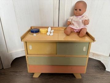 Commode babytafel voor poppen omstreeks jaren 50 beschikbaar voor biedingen