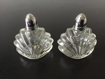 Brocante glazen peper en zout stel.  Irving Rice Imports 50 beschikbaar voor biedingen