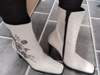 Licht grijze enkellaarsjes met bloemen - Maat 37, Kleding | Dames, Lage of Enkellaarzen, Ophalen of Verzenden, Zo goed als nieuw
