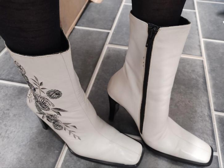 Licht grijze enkellaarsjes met bloemen - Maat 37, Kleding | Dames, Schoenen, Zo goed als nieuw, Lage of Enkellaarzen, Grijs, Ophalen of Verzenden