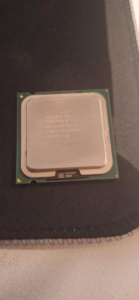 Intel Pentium D 830 - 3.0 GHz Processor, Computers en Software, Processors, Gebruikt, 2-core, 3 tot 4 Ghz, Ophalen of Verzenden