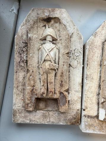 Grote gipsmallen soldaten in Napoleontische stijl, beeld beschikbaar voor biedingen