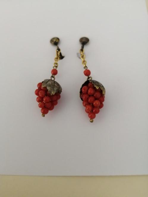 (J-19)  Twee Oorbellen in de vorm van druiventrossen., Sieraden, Tassen en Uiterlijk, Oorbellen, Gebruikt, Hangers, Overige materialen